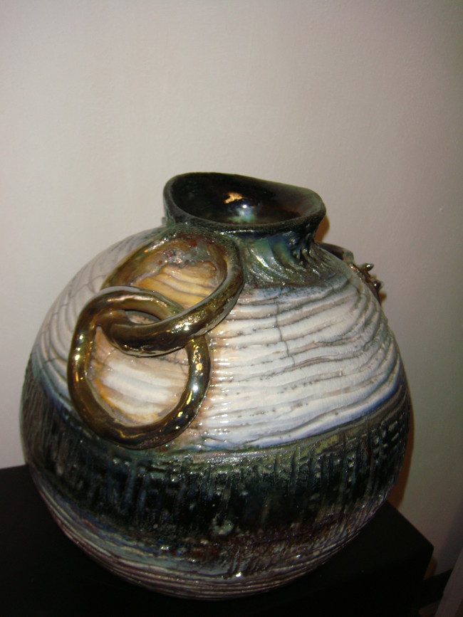Vaso raku di forma sferica con ansa, smalto verde e bianco